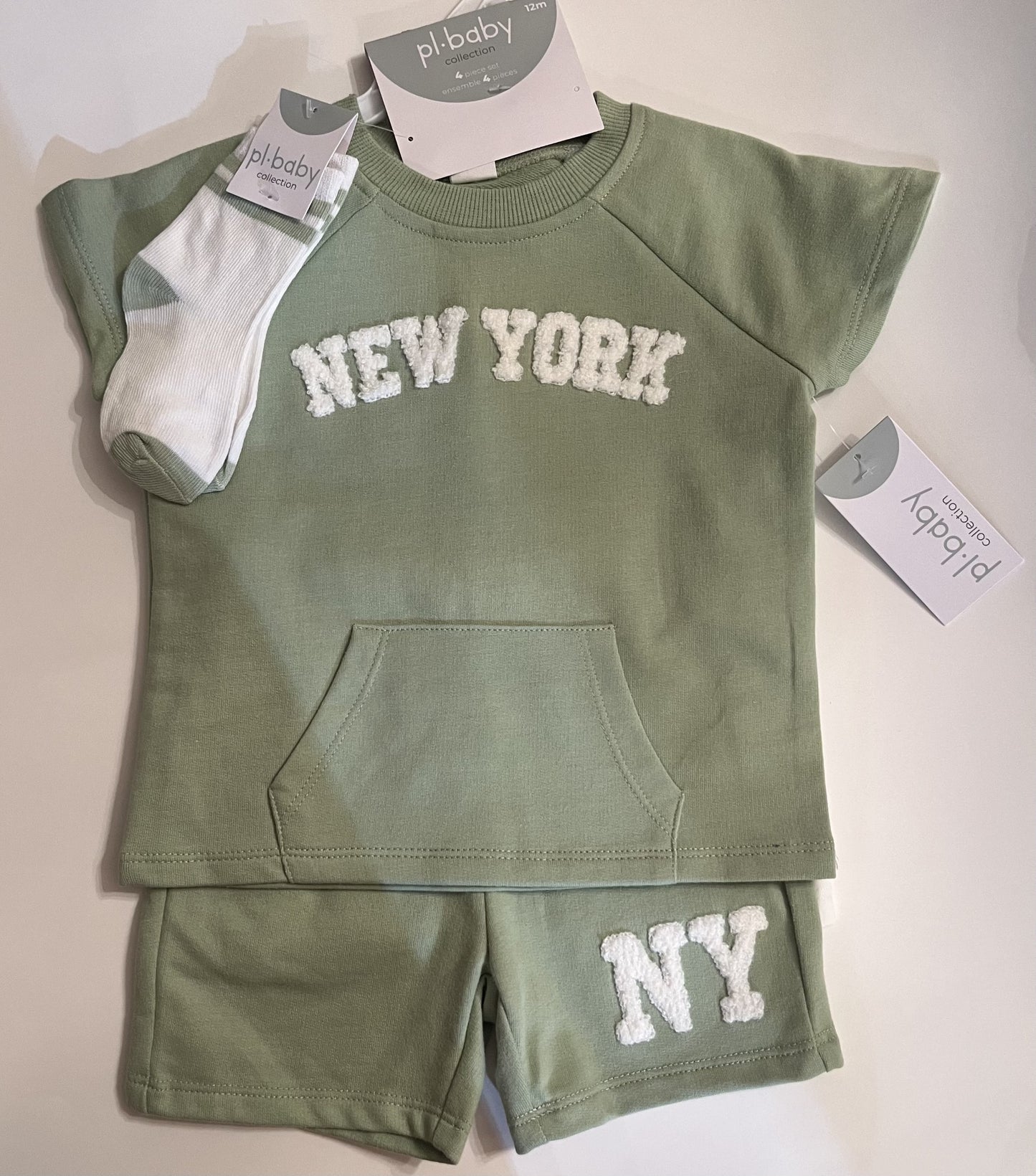 Ensemble 4 morceaux blanc et vert sauge, chandail, camisole, short et bas.