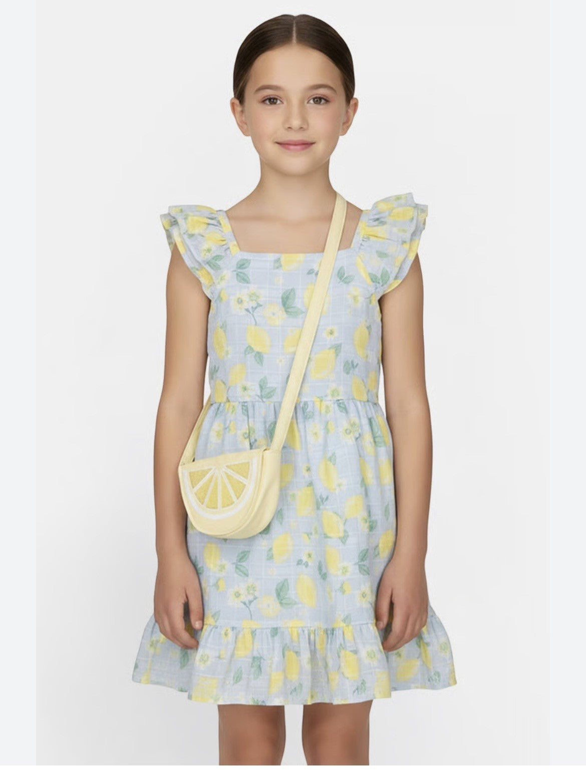 Ensemble robe imprimé citrons sur font bleu pale  et sac a main tranche de citron.