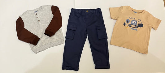Ensemble 3 morceaux-chandail manche longue  marron et  gris chiné, t-shirt beige et pantalon bleu marin
