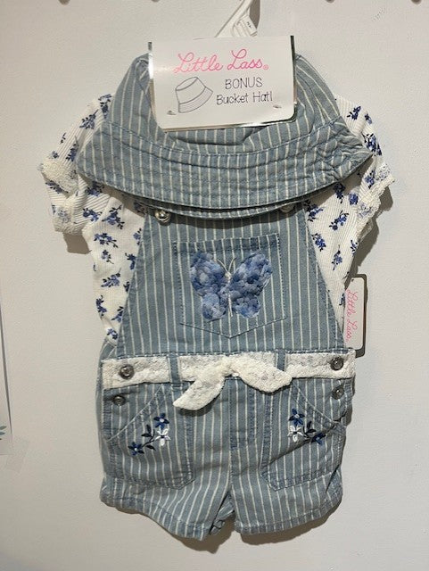 Ensemble 3mcx salopette jumper, chapeau en denim bleu pâle ligné avec t-shirt blanc avec fleurs